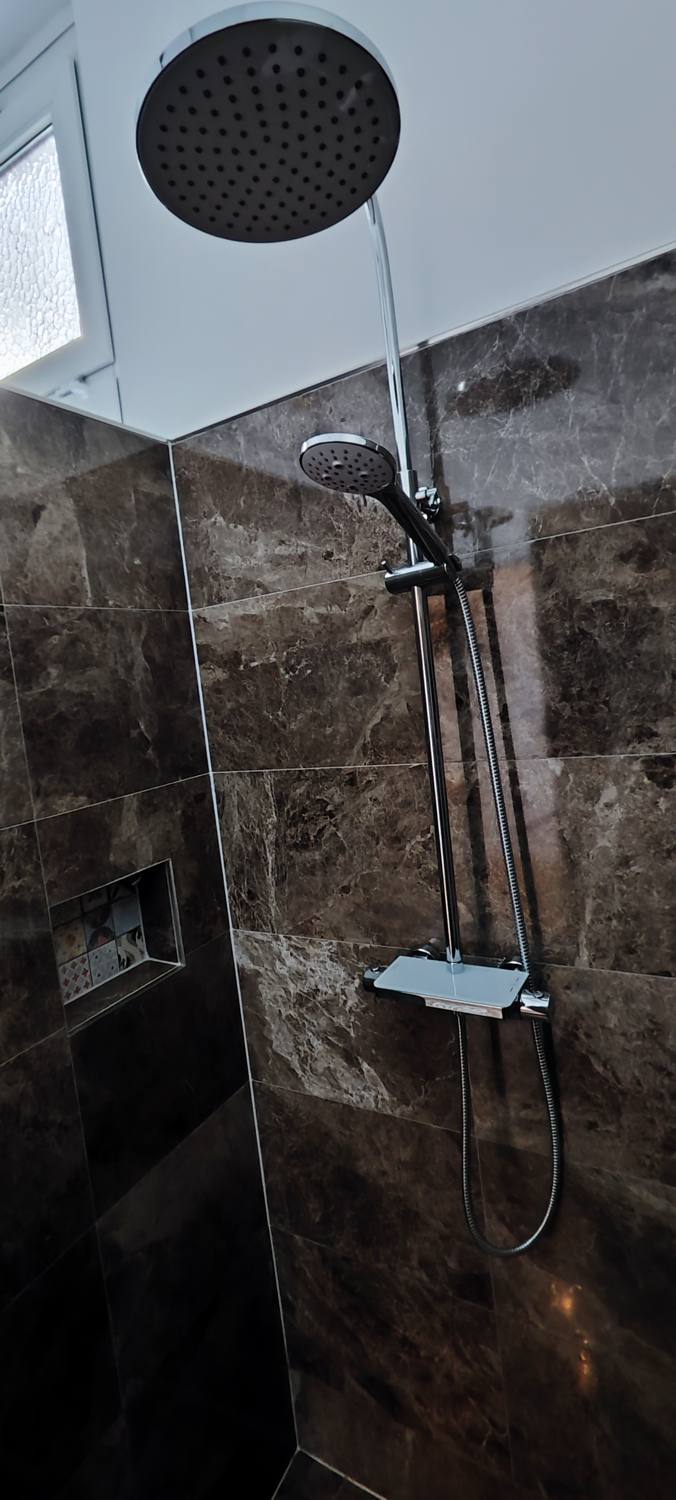 Dusche mit dunklem Naturstein