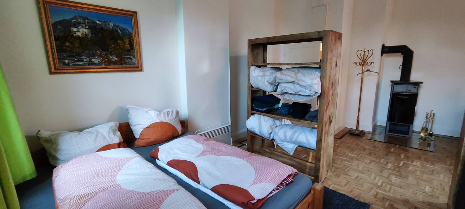 Separates Schlafzimmer mit Doppelbett