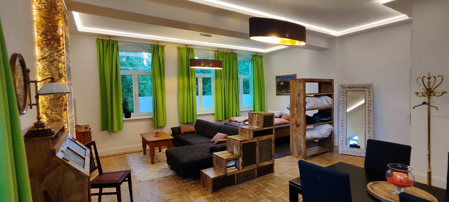 Großer Wohnraum im Erdgeschoss am Abend