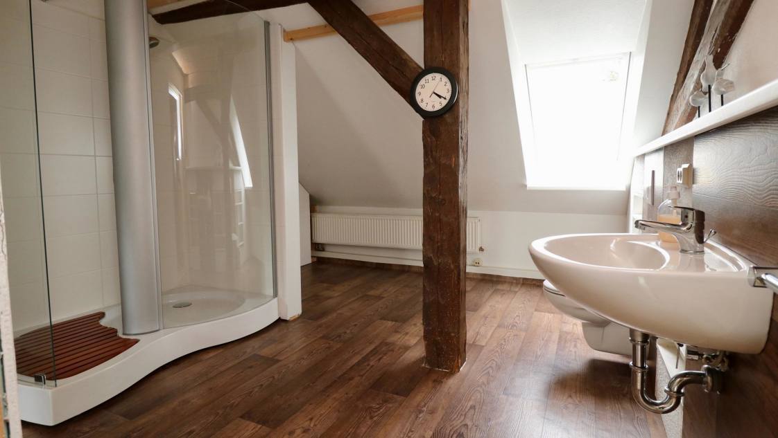 Bad mit Waschbecken und Dusche